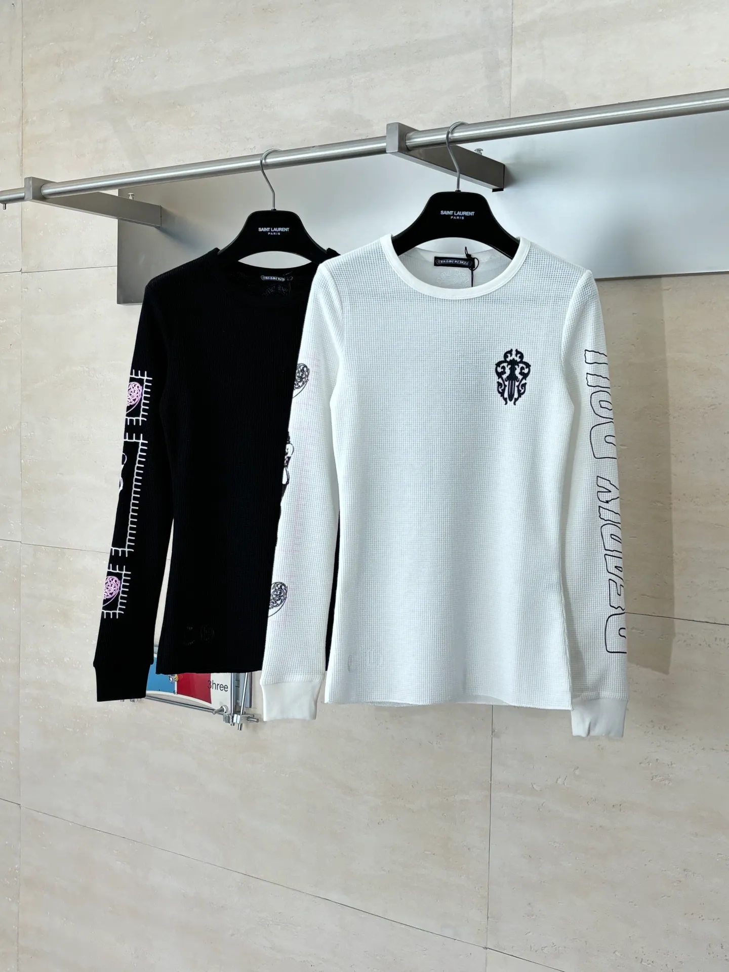 P266 (Slim fit women's style) Chrome Heart*/Ch character Sanskrit printed waffle long-sleeved T-shirt is woven with 32-count blended yarn. The fabric composition is 30% cotton and 70% polyester, with a weight of 220 grams. It ensures a stiff fit while taking into account the skin-friendly properties of cotton fiber and the anti-wrinkle and easy-care properties of polyester. The body of the garment adopts a waffle knitted structure, forming a three-dimensional texture and good breathability and moisture removal. Screen printing technology is used in the printing process to accurately present the brand's iconic Gothic fonts, totem patterns and character patterns on the front, back and sleeves of the garment. The printing layer has strong adhesion and the pattern outline is clear. Size: S/M/L